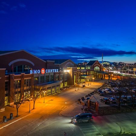Unbeatable Downtown Experience- Walk To Bars, Casino, Stampede & Saddledome Plus Bonus Banff Pass, Parking & Wine! คาลการี ภายนอก รูปภาพ