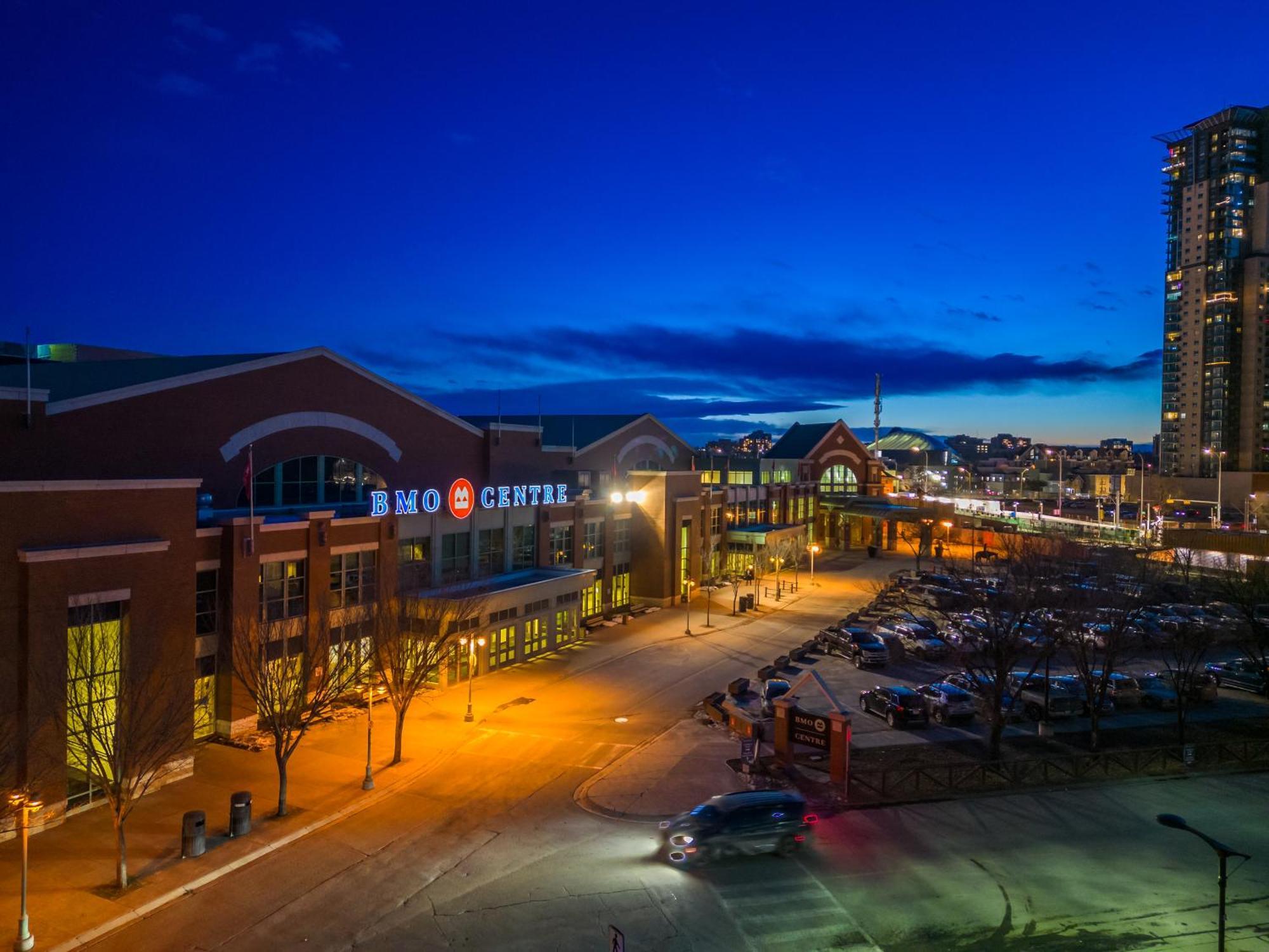 Unbeatable Downtown Experience- Walk To Bars, Casino, Stampede & Saddledome Plus Bonus Banff Pass, Parking & Wine! คาลการี ภายนอก รูปภาพ