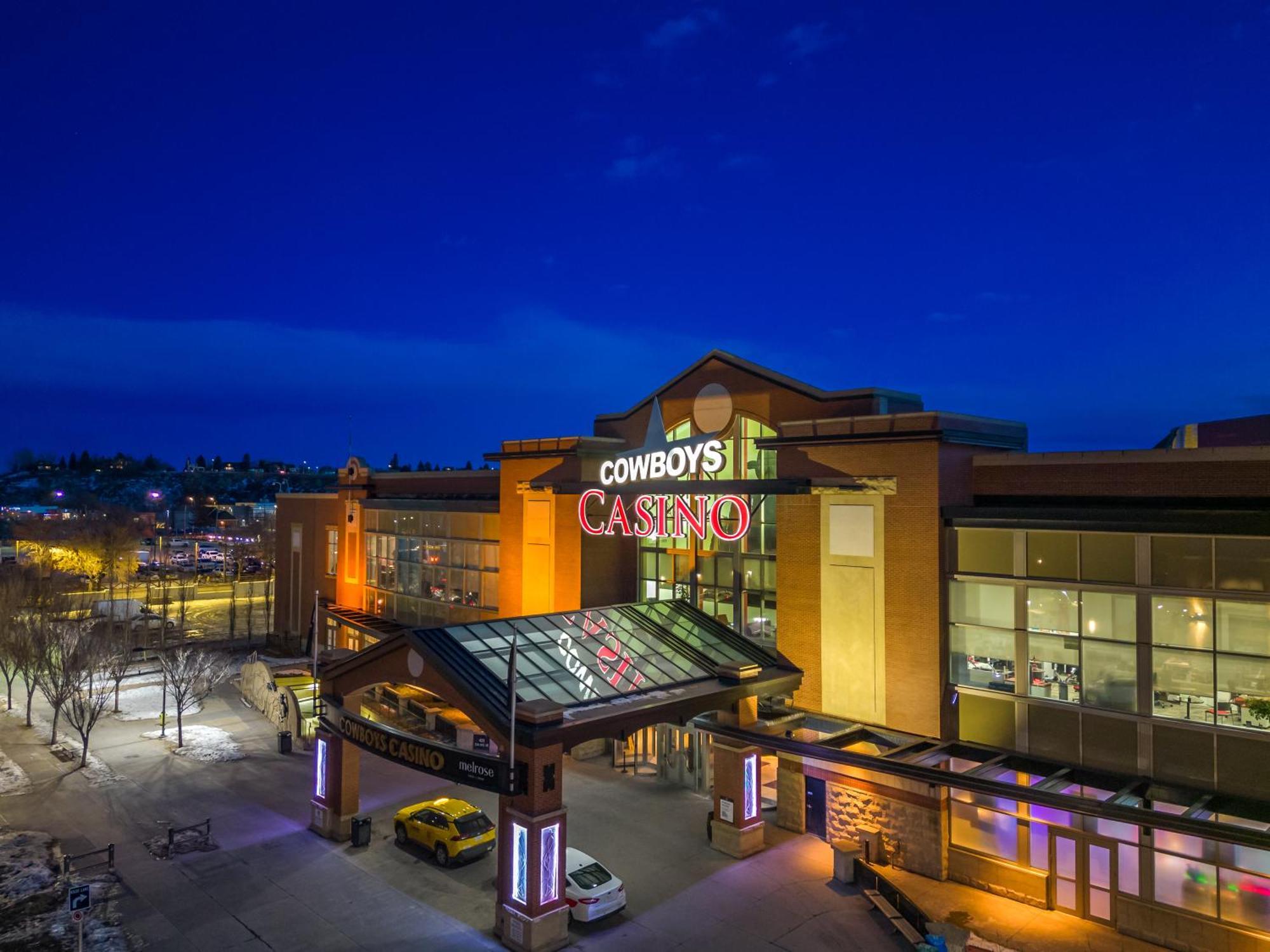 Unbeatable Downtown Experience- Walk To Bars, Casino, Stampede & Saddledome Plus Bonus Banff Pass, Parking & Wine! คาลการี ภายนอก รูปภาพ
