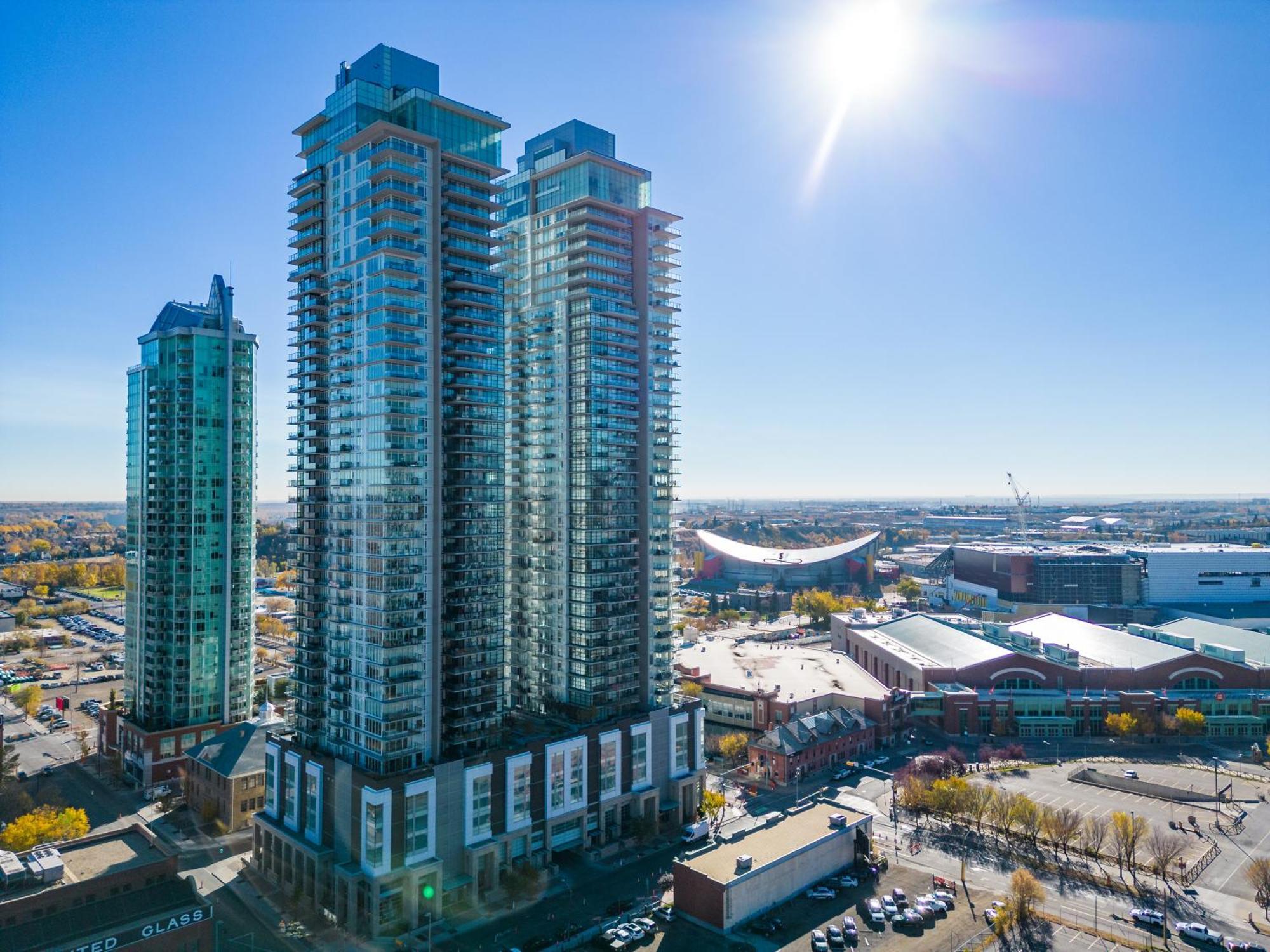 Unbeatable Downtown Experience- Walk To Bars, Casino, Stampede & Saddledome Plus Bonus Banff Pass, Parking & Wine! คาลการี ภายนอก รูปภาพ