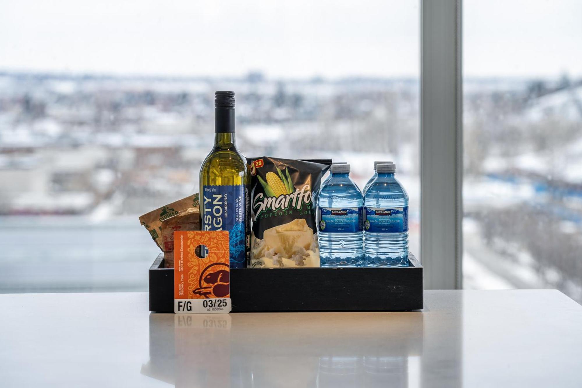 Unbeatable Downtown Experience- Walk To Bars, Casino, Stampede & Saddledome Plus Bonus Banff Pass, Parking & Wine! คาลการี ภายนอก รูปภาพ